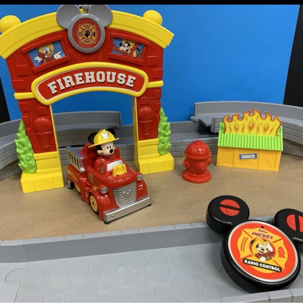 Disney Mickey Mouse Firehouse Adventure Set - Red and Yellow
